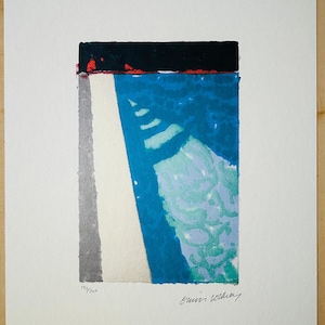 Puede incluir: Estampa de arte abstracto con una composición rectangular. Presenta un borde superior negro con detalles rojos, una zona central azul y una forma vertical blanca y gris. Firmada y numerada 132/200.