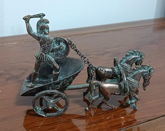 Carro griego guerrero espartano en estatua de bronce con espada
