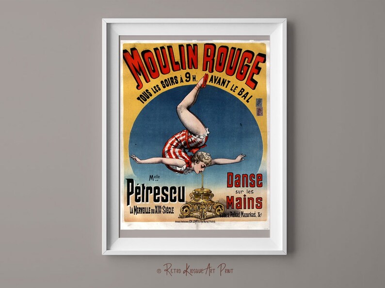 K&ouml;nnte beinhalten: Ein Vintage-Plakat des Moulin Rouge mit einer Frau in einem rot-wei&szlig; gestreiften Kost&uuml;m, die einen Handstand auf einer Plattform macht. Das Plakat ist in Franz&ouml;sisch und lautet "Moulin Rouge, Tous les soirs a 9h. Avant le bal, Mlle Petrescu, La Merveille du XXe Siecle, Danse sur les Mains".