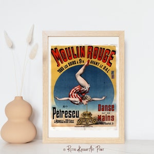 K&ouml;nnte beinhalten: Ein Vintage-Plakat f&uuml;r das Moulin Rouge in Paris, Frankreich. Das Plakat zeigt eine Frau in einem rot-wei&szlig; gestreiften Kost&uuml;m, die auf einer Plattform Handstand macht. Der Text auf dem Plakat lautet "Moulin Rouge, Tous les Soirs a 9h, Avant le Bal, Petrescu, La Merveille du XIX Siecle, Danse sur les Mains".