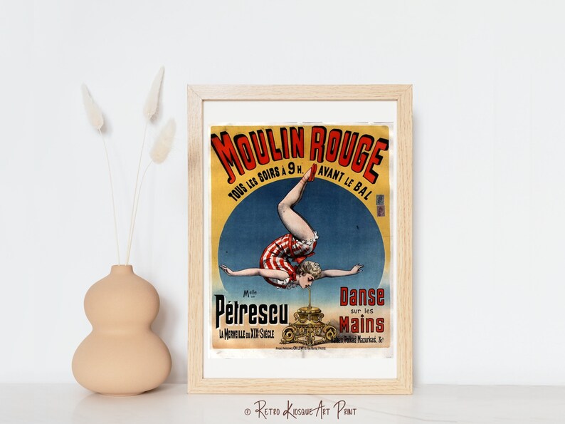 K&ouml;nnte beinhalten: Ein Vintage-Plakat f&uuml;r das Moulin Rouge in Paris, Frankreich. Das Plakat zeigt eine Frau in einem rot-wei&szlig; gestreiften Kost&uuml;m, die auf einer Plattform Handstand macht. Der Text auf dem Plakat lautet "Moulin Rouge, Tous les Soirs a 9h, Avant le Bal, Petrescu, La Merveille du XIX Siecle, Danse sur les Mains".