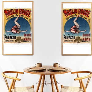K&ouml;nnte beinhalten: Zwei gerahmte Vintage-Poster, die f&uuml;r eine Vorstellung im Moulin Rouge werben. Die Poster zeigen eine Frau in einem rot-wei&szlig;-blauen Kost&uuml;m, die einen Handstand macht. Der Text auf den Postern lautet "Moulin Rouge" und "Petrescu Dance des Mains".