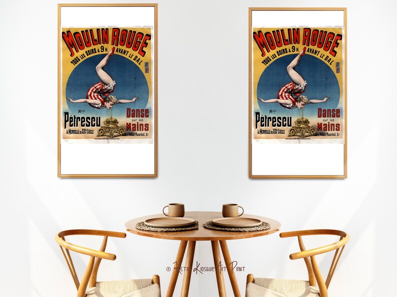 K&ouml;nnte beinhalten: Zwei gerahmte Vintage-Poster, die f&uuml;r eine Vorstellung im Moulin Rouge werben. Die Poster zeigen eine Frau in einem rot-wei&szlig;-blauen Kost&uuml;m, die einen Handstand macht. Der Text auf den Postern lautet "Moulin Rouge" und "Petrescu Dance des Mains".