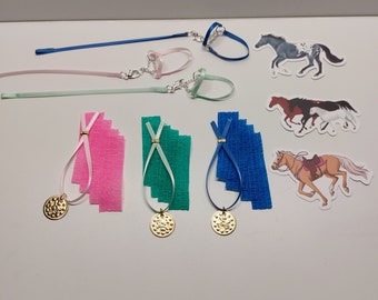 3 Halfter + 3 Führleinen + 3 Goldmedaille + 3 Bandagenset + 3 Sticker Zubehör für Pferde von Schleich Geburtstag Geschenk Mitgebsel