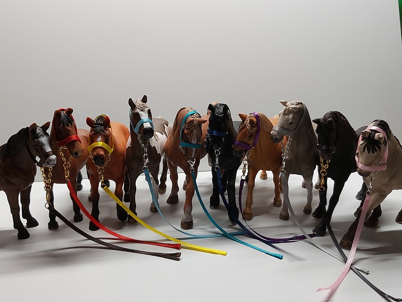 10 Halfter 10 Führstricke bunt gemischt für Spielzeug Pferde Zubehör von Schleich Modellpferde Miniatur Mitgebsel Geburtstag Bild 6
