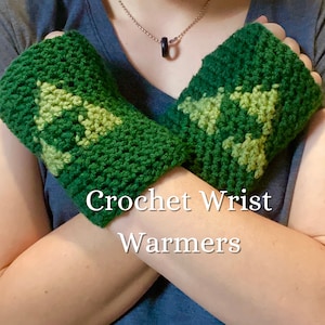 Puede incluir: Calientamanos de punto de crochet verde y verde claro con un diseño de árbol. El texto "Crochet Wrist Warmers" está escrito debajo de los calientamanos.