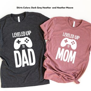 Nivelado hasta la camisa de mamá, camisas de anuncio de embarazo, anuncio de bebé, camisas de mamá papá, revelación de bebé, bebé en camino