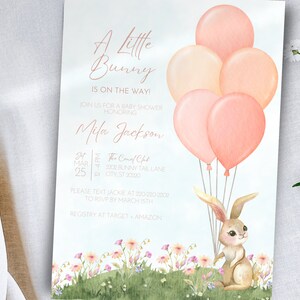 Uitnodiging voor baby shower van het meisje | Schattig aquarel konijntje & ballonontwerp met bloemen | 100% klantgerichte tekst | Bewerken in Canva | E-uitnodiging of afdrukken