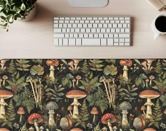 Mörk Cottagecore Mushroom Skrivbordsmatta: Blommig Botanisk Musmatta