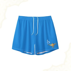 Pode incluir: Calções de banho azul brilhante com cordão branco e um desenho de lâmpada mágica dourada. Os calções são de cor lisa e de corte descontraído. A lâmpada mágica é detalhada com detalhes dourados e brancos.