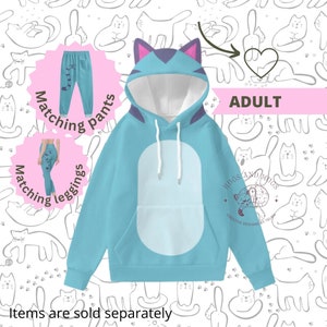 Könnte beinhalten: Ein hellblauer Hoodie in Erwachsenengröße mit einem Katzendesign. Der Hoodie hat ein weißes Kapuzenfutter und Katzenohren. Der Text "HUGS AND MUGS CREATIVE DESIGNS BY TELMA" befindet sich in der unteren rechten Ecke des Hoodies. Der Text "Items are sold separately" befindet sich am unteren Rand des Bildes. Das Bild ist von einem Muster aus Katzen umgeben.