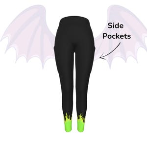 Puede incluir: Leggings negros con bolsillos laterales y un diseño de llamas verde neón en los tobillos. El texto "Side Pockets" es visible. Los leggings tienen una cintura alta y están diseñados para la comodidad y el estilo.