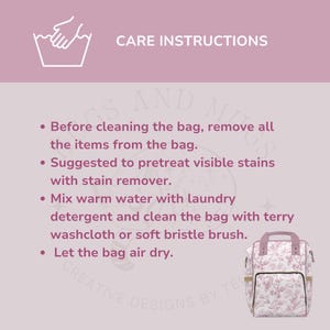 Peut inclure: Un sac &agrave; langer &agrave; imprim&eacute; floral rose et blanc avec une poign&eacute;e sup&eacute;rieure et plusieurs poches. L'image comprend des instructions d'entretien : retirer les articles, pr&eacute;traiter les taches, laver avec du d&eacute;tergent et s&eacute;cher &agrave; l'air. Texte : "CARE INSTRUCTIONS".