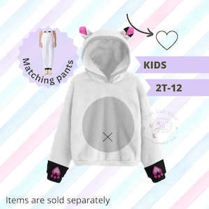 Könnte beinhalten: Weißer Kapuzenpullover mit flauschigem Stoff und rosa Katzenohren. Der Pullover hat ein schwarzes X auf der Vorderseite und schwarze Pfotenabdrücke auf den Ärmeln. Der Text "KIDS 2T-12" und "HUGS AND MUGS CREATIVE DESIGNS BY TRIMA" ist auf dem Bild zu sehen.