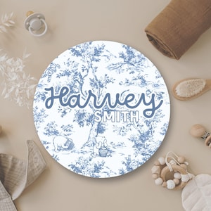 Letrero personalizado con el nombre del bebé, Winnie the Pooh, letrero para la puerta de la guardería, toile, nombre del bebé personalizado, puerta de maternidad, anuncio de nacimiento, regalo para baby shower