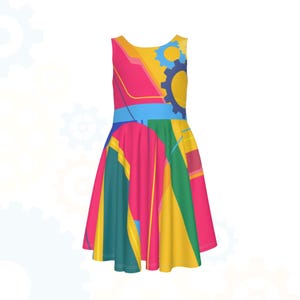 Op de afbeelding: Mouwloze skaterjurk met een levendig abstract ontwerp. De jurk heeft een kleurrijk patroon van roze, gele, blauwe en groene geometrische vormen. Een blauwe tandwielafbeelding is zichtbaar op het lijfje. De jurk is gemaakt van een lichte stof.