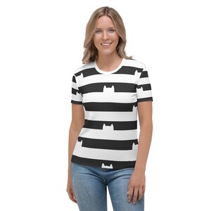 Könnte beinhalten: Ein schwarz-weiß gestreiftes Damen-T-Shirt mit einem weißen Katzen-Silhouettenmuster.