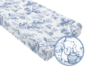 Funda para cambiador de Winnie the Pooh: Decoración infantil con estampado Toile de Jouy azul