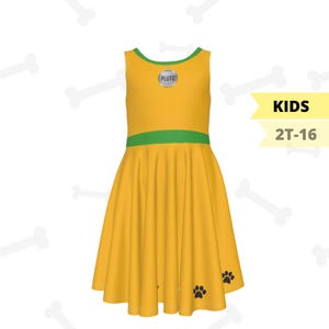Könnte beinhalten: Gelbes ärmelloses Kleid mit grünen Zierleisten und ausgestelltem Rock. Das Kleid hat ein Pluto-Emblem und Pfotenabdruck-Grafiken. Der Text "KIDS 2T-16" wird in einem gelben Banner angezeigt.