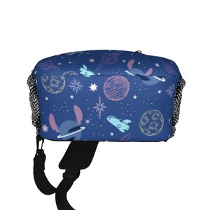 Bolso bandolera Stitch para el pecho, mochila de día para parques temáticos imagen 3