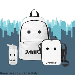 Peut inclure: Sac à dos, boîte à lunch et bouteille d'eau blancs avec une image noire et blanche d'un robot et le nom "JAMES" imprimé sur chaque article.