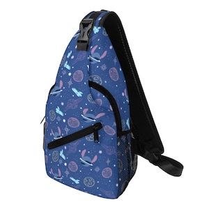Bolso bandolera Stitch para el pecho, mochila de día para parques temáticos imagen 1