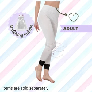Könnte beinhalten: Weiße Leggings mit schwarzem Saum am unteren Ende. Die Leggings werden an einem Model gezeigt. Das Bild enthält auch eine Grafik einer Katze, die einen weißen Hoodie mit Katzenohren trägt. Der Text "Matching hoodie" ist um die Grafik herum geschrieben. Der Text "ADULT" ist in Pink auf weißem Hintergrund geschrieben. Der Text "HOGS AND MUGS CREATIVE DESIGNS BY TELMA" ist in einem Kreis mit einer Katzengrafik geschrieben.