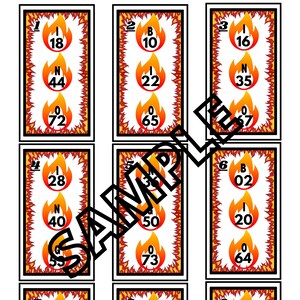 Könnte beinhalten: Neun Karten mit einem roten und gelben Flammen-Design. Jede Karte hat eine Zahl und einen Buchstaben in einem Kreis oben, in der Mitte und unten auf der Karte. Die Zahlen sind 18, 44, 72, 10, 22, 65, 16, 35, 67, 28, 40, 73, 02, 20, 64, 06, 30, 54, 24, 37, 47, 09, 39, 69.