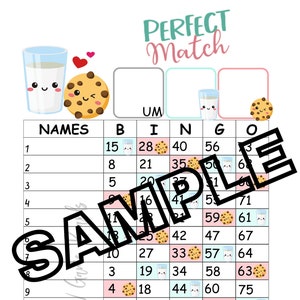 Peut inclure: Une carte de bingo avec les mots "B I N G O" en haut. La carte comporte les numéros de 1 à 75, chaque numéro correspondant à une image d'un verre de lait ou d'un cookie aux pépites de chocolat. La carte est conçue pour un jeu de bingo.