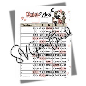 Puede incluir: Una hoja de juego de bingo imprimible titulada Quiet Vibes que muestra a un fantasma leyendo un libro en un sillón. La cuadrícula contiene quince filas de números bajo las letras B, I, N, G, O, con algunas celdas resaltadas en rosa. Pequeños corazones rosas y una luna creciente decoran la página.
