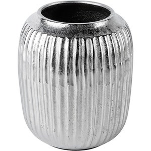Puede incluir: Un jarrón de metal plateado con un diseño acanalado. El jarrón tiene forma cilíndrica y un acabado liso y pulido.