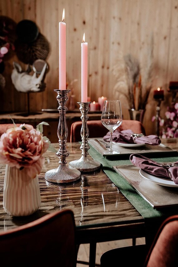 2er Set Kerzenständer Kerzenhalter Aluminium Silber Deko - Kerzenleuchter Modern für Stabkerzen - Dekoration Wohnzimmer - H 26 und 31 cm