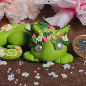 OOAK Polymer Ton Blumen Drache grün Frühling Figur Blume Sommer Skulptur handgefertigtes maßgeschneidertes Geschenk