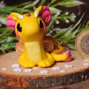OOAK Polymer Clay hellen Sonnenschein Drachen hält Muschel gelb pink Akzent Figur Schmetterling maßgeschneiderte handgefertigte Skulptur Geschenk