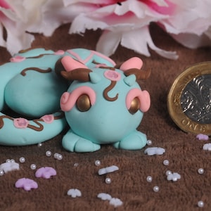 OOAK Polymer Clay hellblauer Drache Schokoladenglasur Skulptur Baby rosa braun Swirl Figur maßgeschneidertes Geschenk