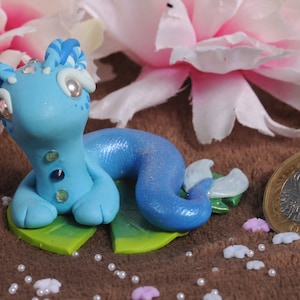 OOAK Polymer Clay Meerjungfrau Drache sitzend auf Seerosen Skulptur nautische Meer marine Figur handgefertigtes Geschenk