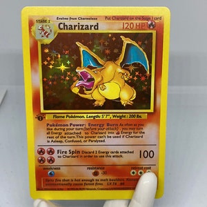 Tarjeta holográfica personalizada de Charizard de primera edición, hecha a mano y de alta calidad, con estuche profesional y envío rápido.