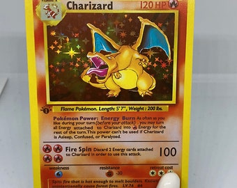 Carta Charizard holográfica de alta calidad, primera edición, personalizada y hecha a mano. Incluye estuche profesional y envío rápido.