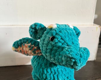 Peluche de dragón azul de ganchillo: peluche fantástico de pie