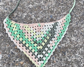 Gehaakte 100% katoenen bandana, veelkleurig met roze, groen, wit en geel, een haaraccessoire