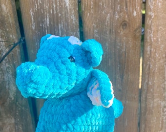 Gehaakte knuffel blauwe draak: staand fantasieknuffeldier