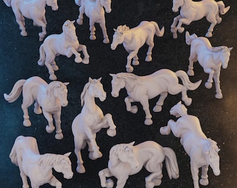 Ensemble de 12 figurines de chevaux