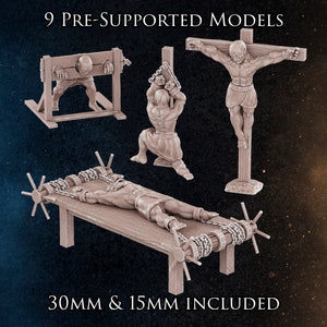 Op de afbeelding: Een verzameling 3D-geprinte modellen die historische martelwerktuigen en figuren uitbeelden. De modellen omvatten een schandpaal, een figuur aan een kruis, een figuur op een rek en een hangende figuur. De tekst "9 PRE-SUPPORTED MODELS" en "30MM & 15MM INCLUDED" zijn zichtbaar.