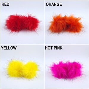 Pu&ograve; includere: Quattro set di pompon morbidi in diversi colori: rosso, arancione, giallo e rosa acceso. I pompon sono disposti a coppie, con due pompon dello stesso colore in ogni set.