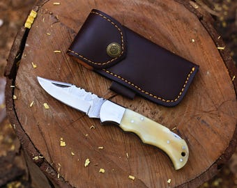 Navaja de bolsillo artesanal de acero de Damasco de 16,5 cm (6,5") - Herramienta plegable con mango de hueso de camello natural de primera calidad y funda de cuero cosida a mano para el cinturón.