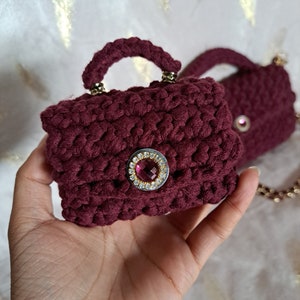 Porta-moedas de crochê cor de vinho