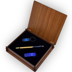 Cadeau d'anniversaire pour lui - Coffret personnalisé avec stylo, clé USB et porte-clés personnalisés dans une boîte en bois - Cadeau personnalisé élégant pour homme