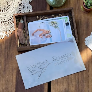 Boîte photo personnalisée en bois marron avec couvercle en acrylique pour photos, cartes et souvenirs - Cadeau d'anniversaire parfait pour les couples, les jeunes mariés