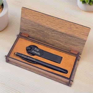 Ensemble stylo et porte-clés personnalisés | Boîte cadeau en bois personnalisée | Cadeau de fin d'études pour lui | Cadeau patron | Ensemble de stylos gravés avec prénom