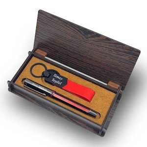 Coffret cadeau stylo et porte-clés personnalisés dans une boîte en bois foncé | Cadeau personnalisé pour lui | Nouvel emploi, remise de diplôme, cadeau de patron ou de bureau